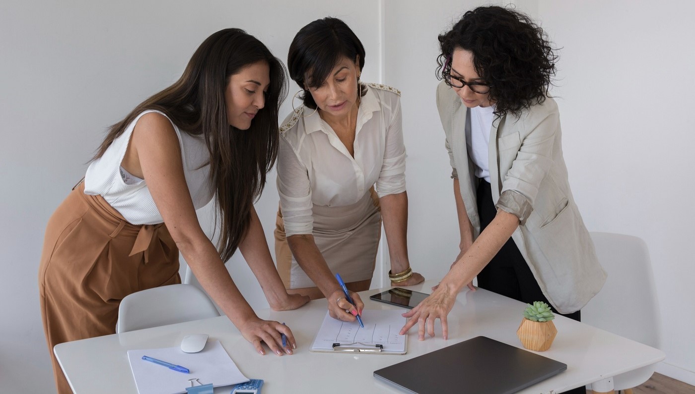 business-women-working-together-project